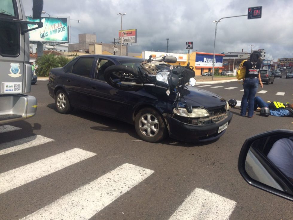 Acidente com moto impressiona na Sampaio Vidal