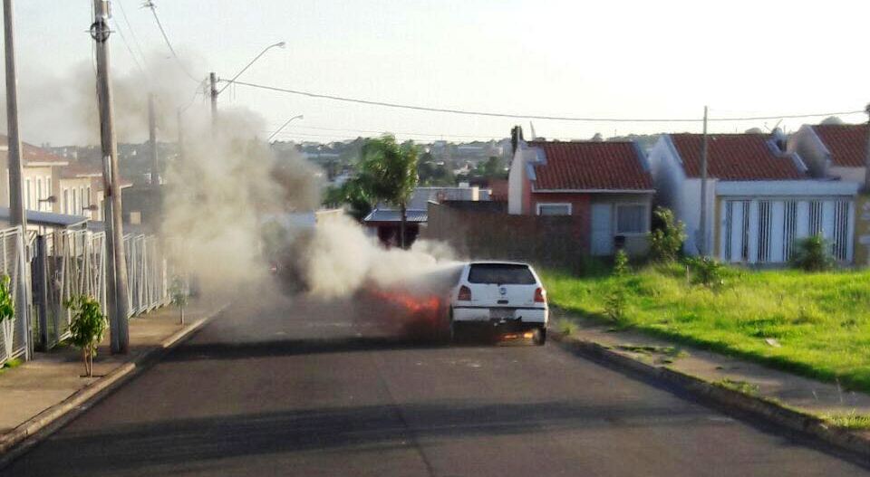 Carro pega fogo e assusta motorista no Cavallari