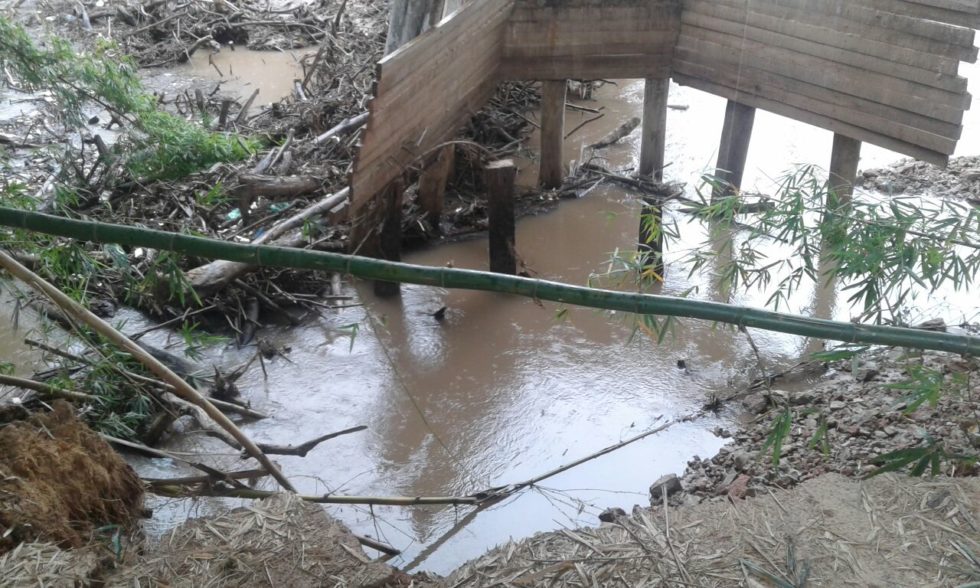 Ponte quebrada isola alunos e produtores de Avencas