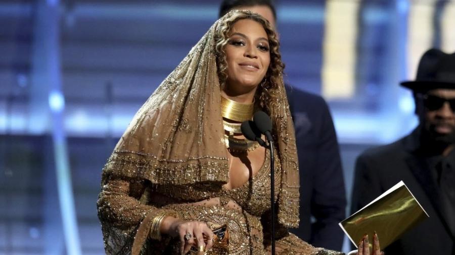 Beyoncé chama atenção e arrasa no Grammy 2017