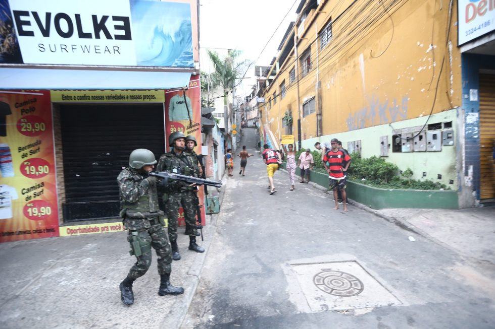 ES - ESPÍRITO SANTO/PM  - CIDADES - Soldados do Exército realizam patrulhamento pelas ruas de Vitória (ES), nesta terça-feira,   7, durante a paralisação da Polícia Militar.   07/02/2017 - Foto: WILTON JUNIOR/ESTADÃO CONTEÚDO