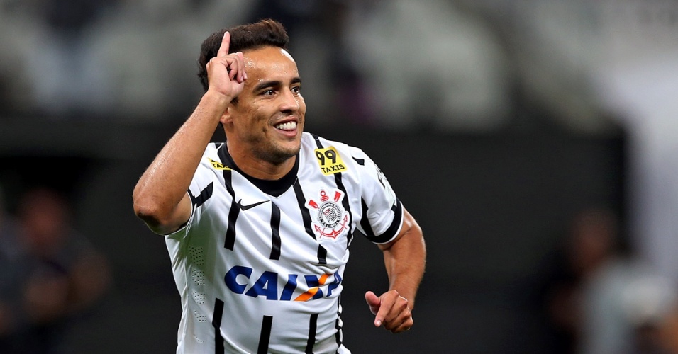 Jadson assina contrato e é oficializado no Corinthians