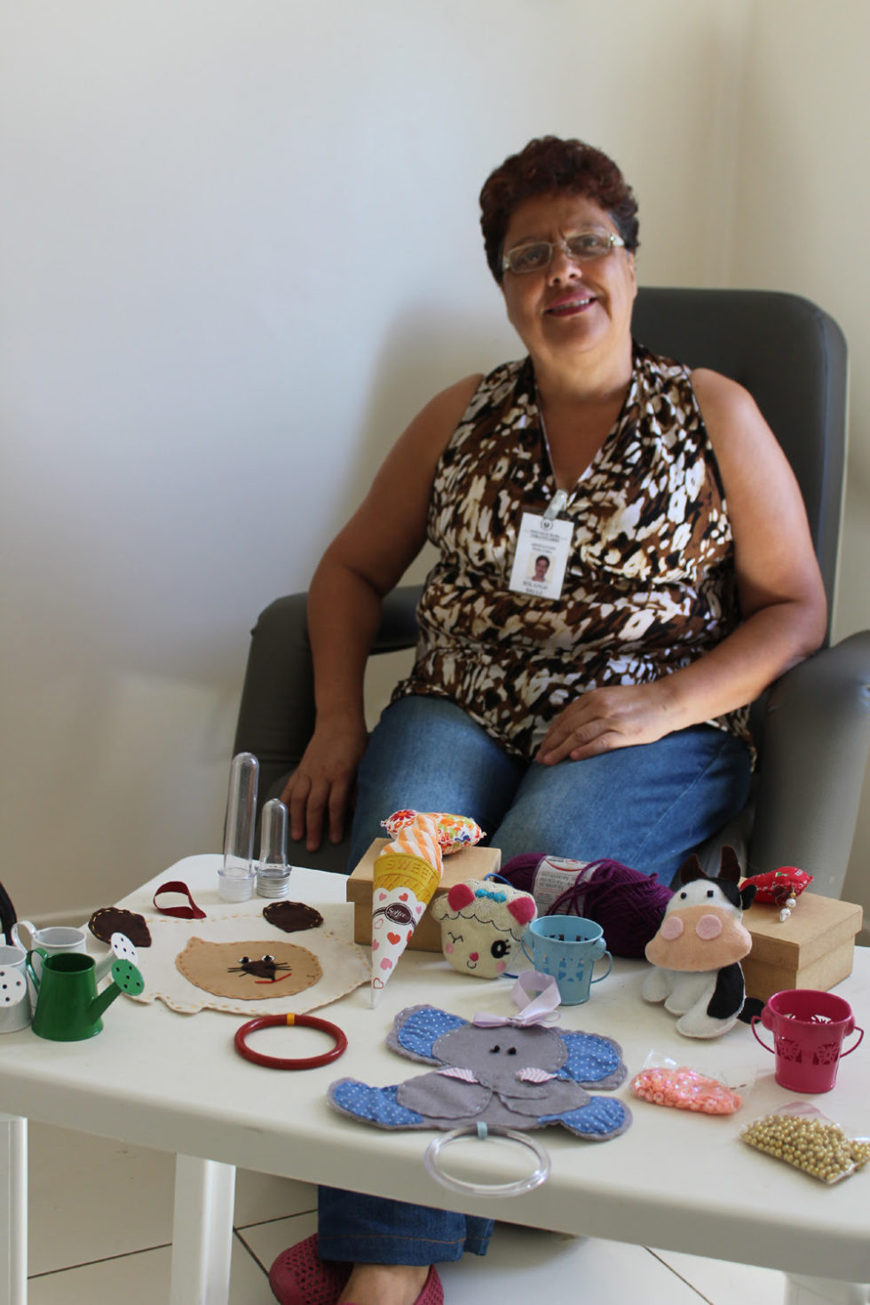 Voluntária ensina artesanato para mães de bebês na UTI