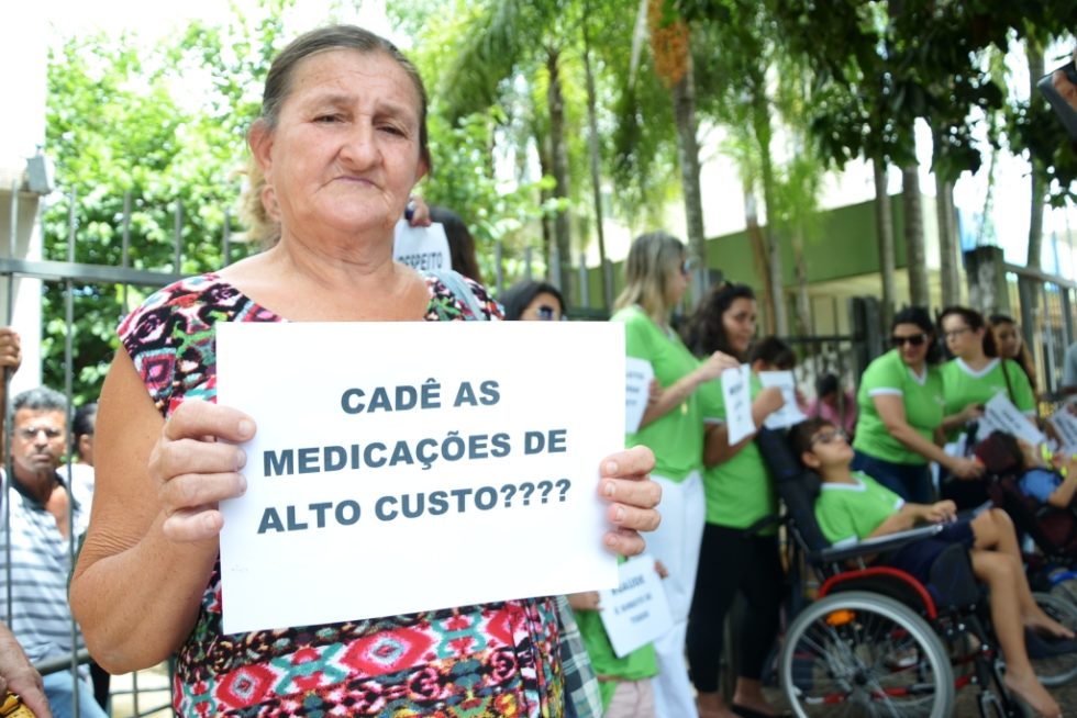 Famílias protestam por falta de remédios na DRS