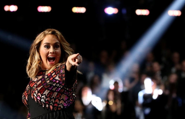 Adele interrompe show para pedido de casamento