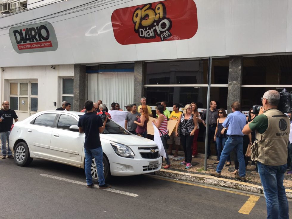 Funcionários do jornal Diário protestam por salários