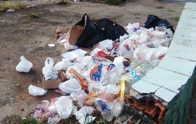 Lixo e vazamento incomodam no São Miguel