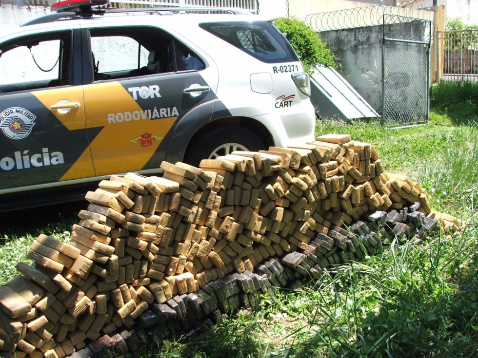 Polícia apreende 800 tabletes de maconha