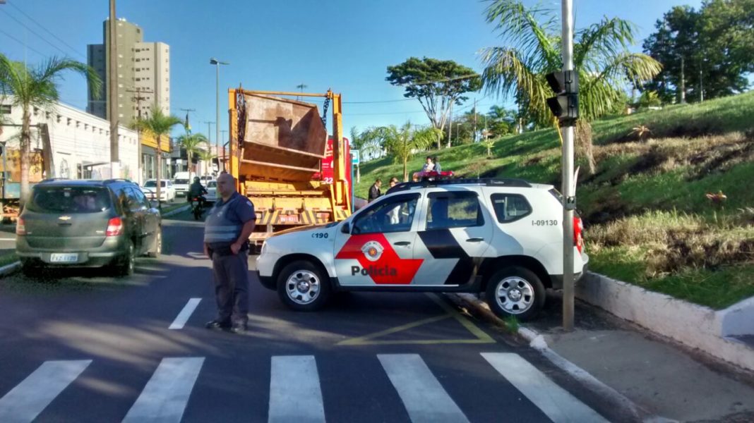 Acidente deixa quatro feridos na Avenida Tiradentes • Marília Notícia
