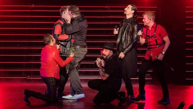 Backstreet Boy e ex-N’Sync se beijam em show