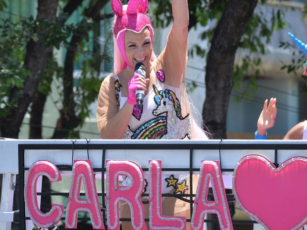 Carla Perez reclama de multas recebidas no Carnaval