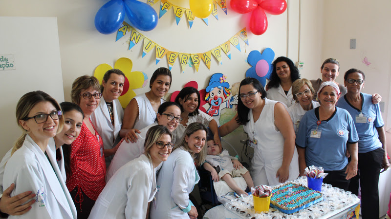 Internada, criança comemora aniversário na Santa Casa