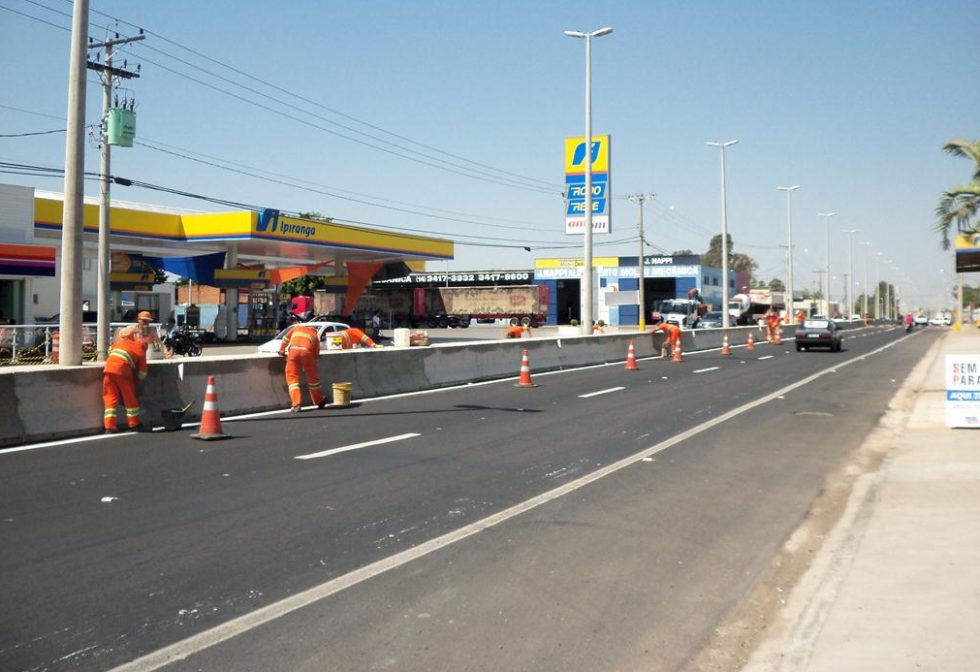 Caminhoneiro é assaltado no trecho urbano da BR-153