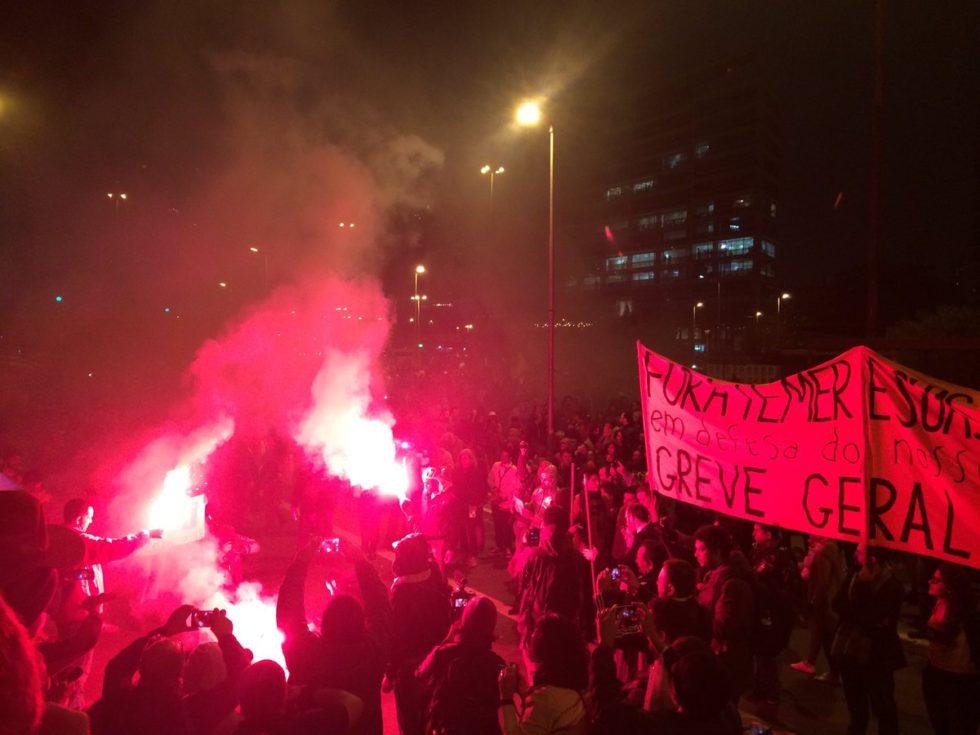 Ato em frente à casa de Temer tem confronto com PM