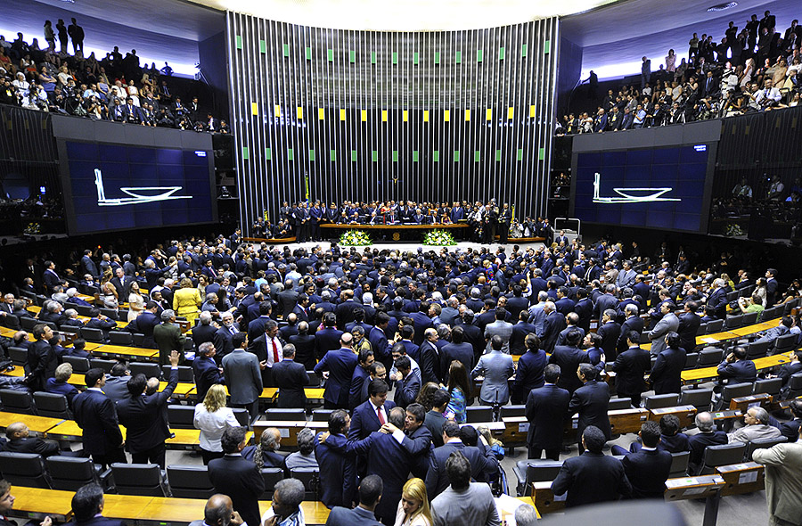 Câmara retoma projeto de lei para limitar STF