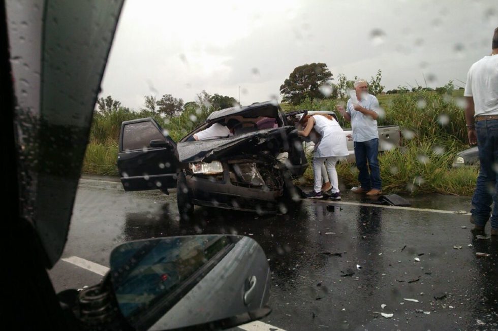 Acidente deixa vítima grave na Rodovia SP-294