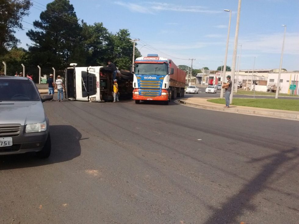 Caminhão tomba em trecho urbano da BR-153