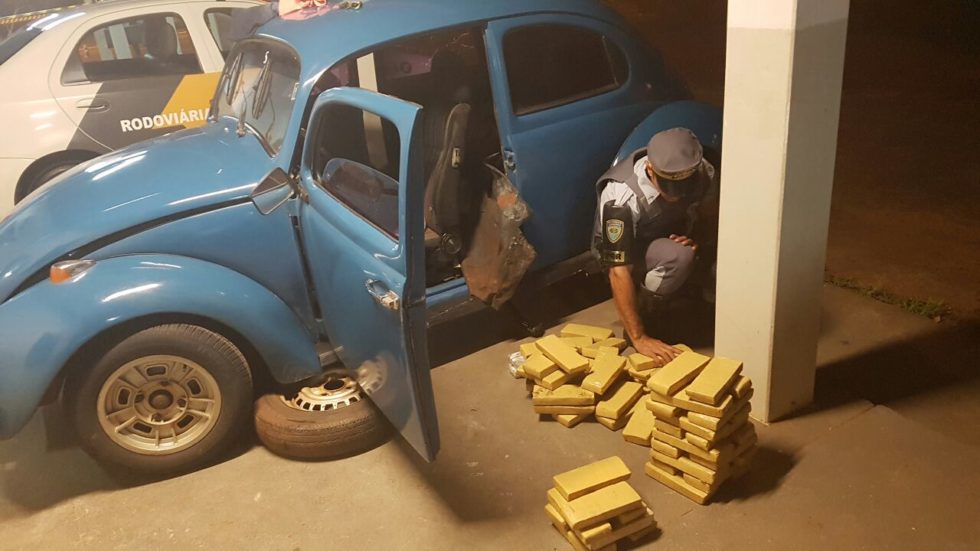 Fusca com 59 tabletes de maconha é levado para a PF