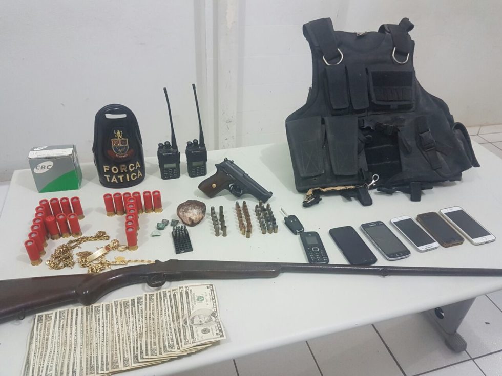 PM apreende armas, dinheiro e veículo roubado