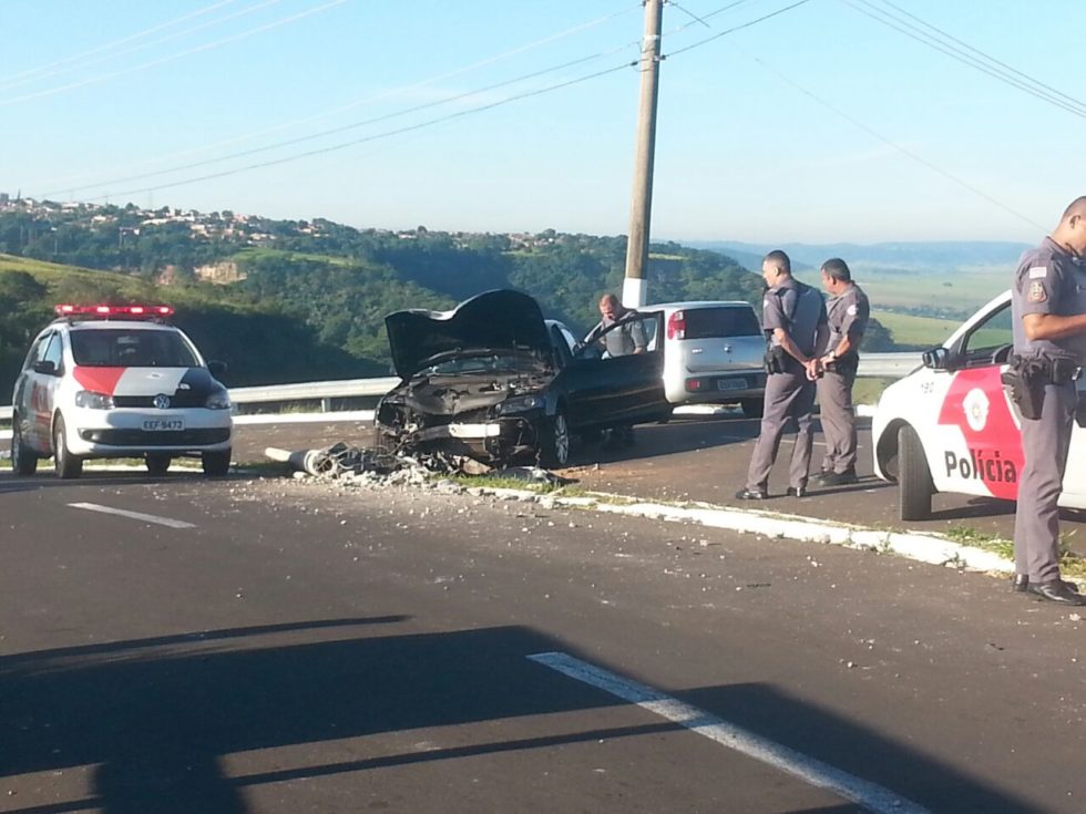 Carro bate em poste na via Expressa