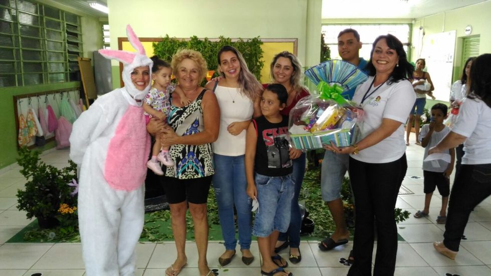 Educação distribui ovos de páscoa em Marília