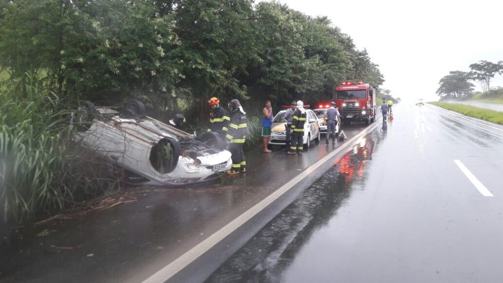 Susto: Carro capota na rodovia SP-294