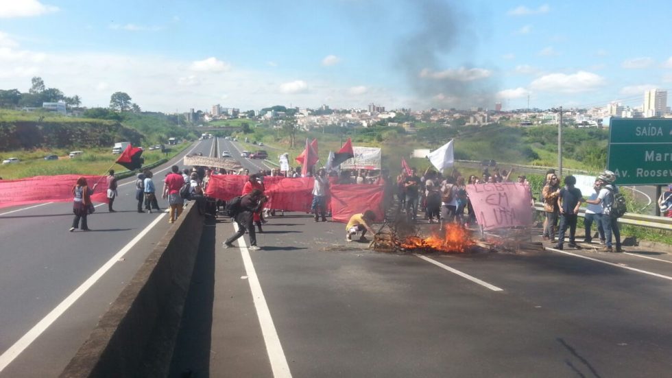 Manifestantes fazem ato contra reformas de Temer