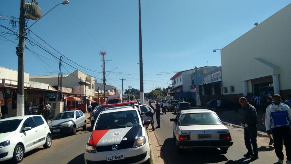 Homem invade culto com facão e é detido