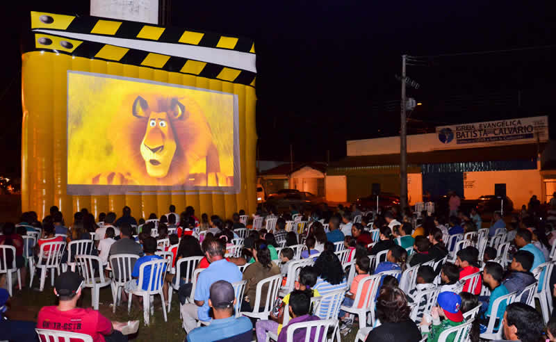 Projeto traz cinema a céu aberto para Marília