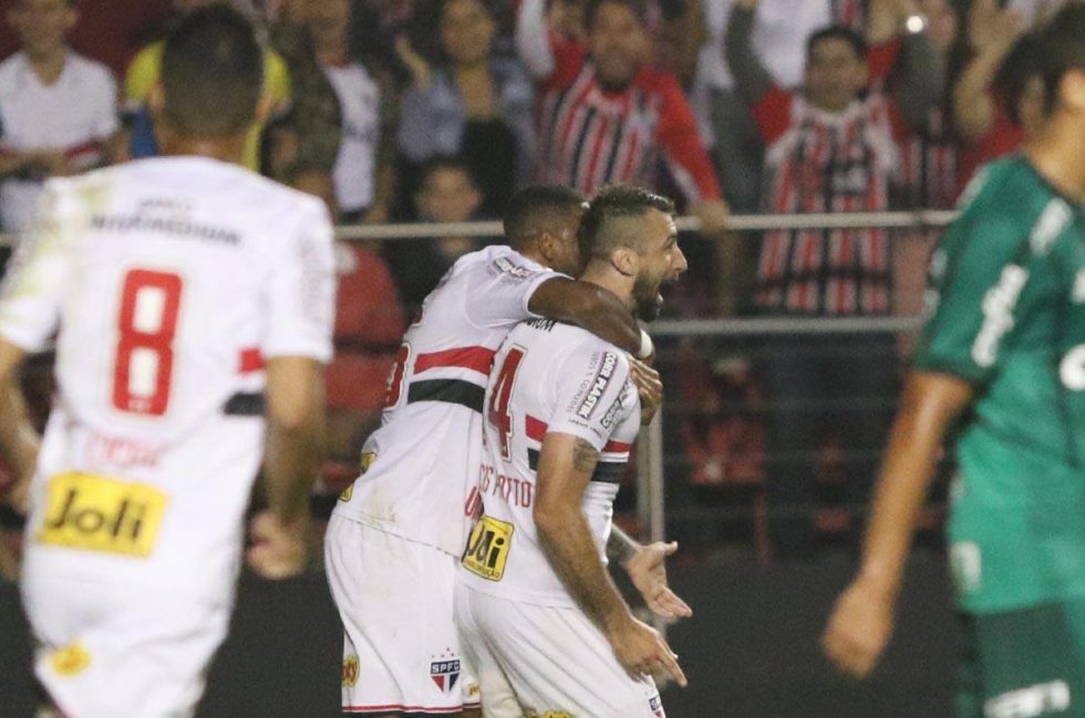 São Paulo derrota Palmeiras e mantém tabu no Morumbi