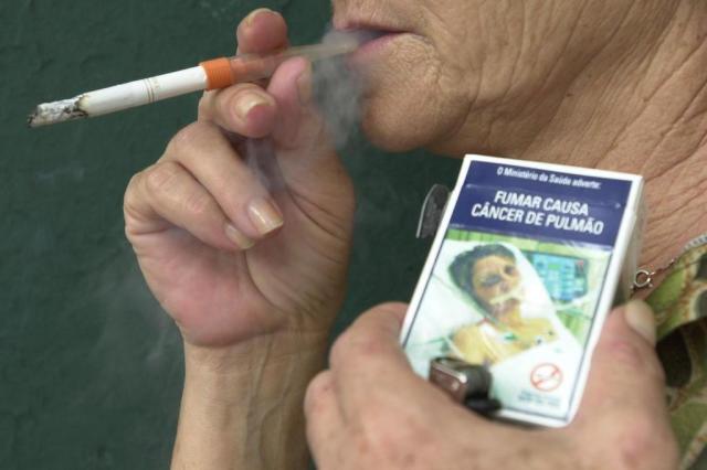 Souza Cruz quer tirar advertência de cigarros