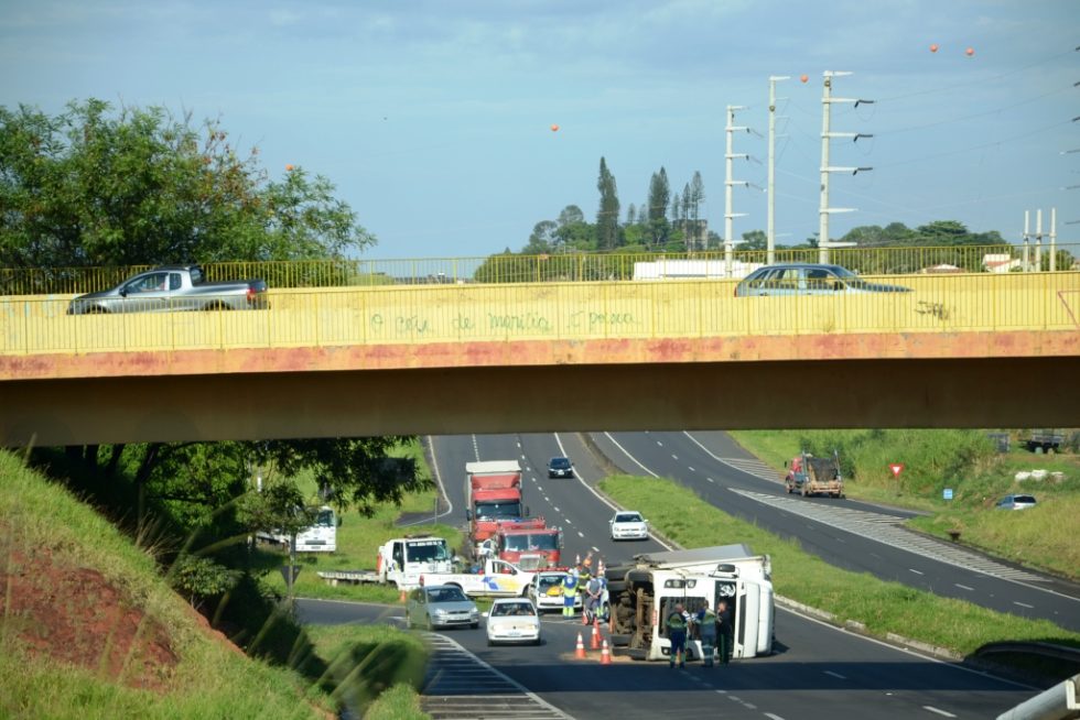 Caminhão tomba na Rodovia do Contorno