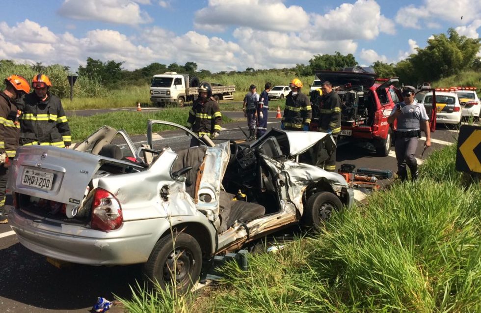 Carro fica destruído em acidente na SP-333