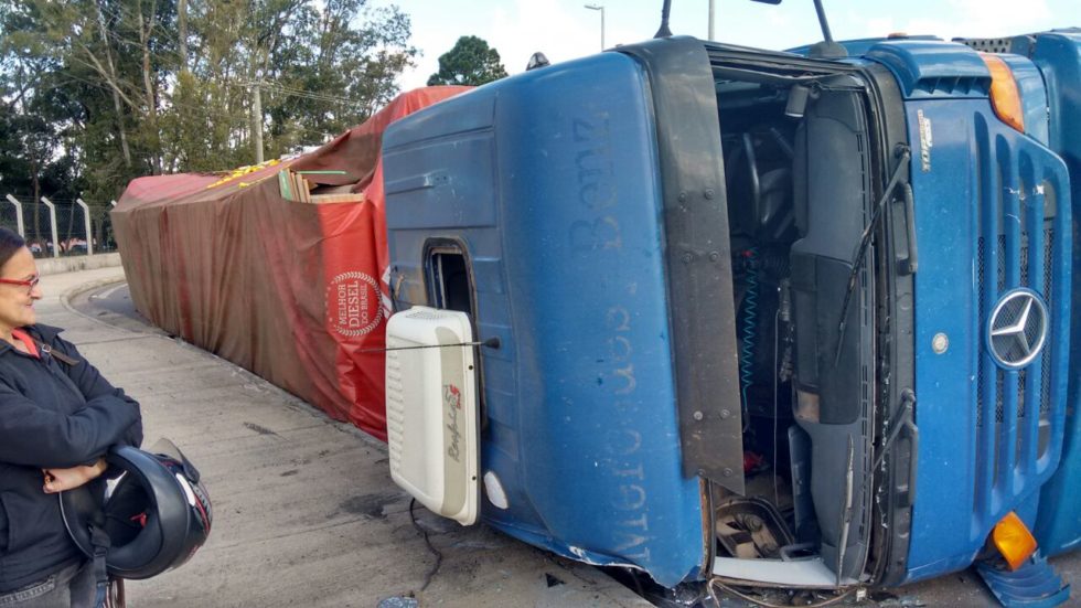 Caminhão tomba em trecho urbano da BR-153