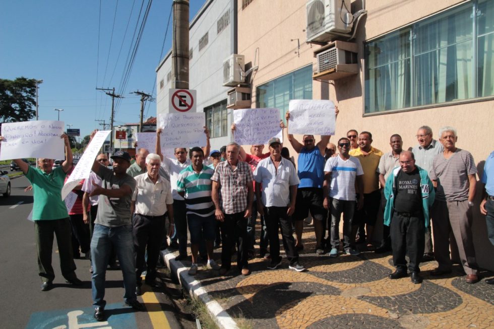 Ex-funcionários da Circular protestam em Fórum