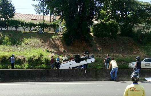 Veículo capota na Rodovia do Contorno