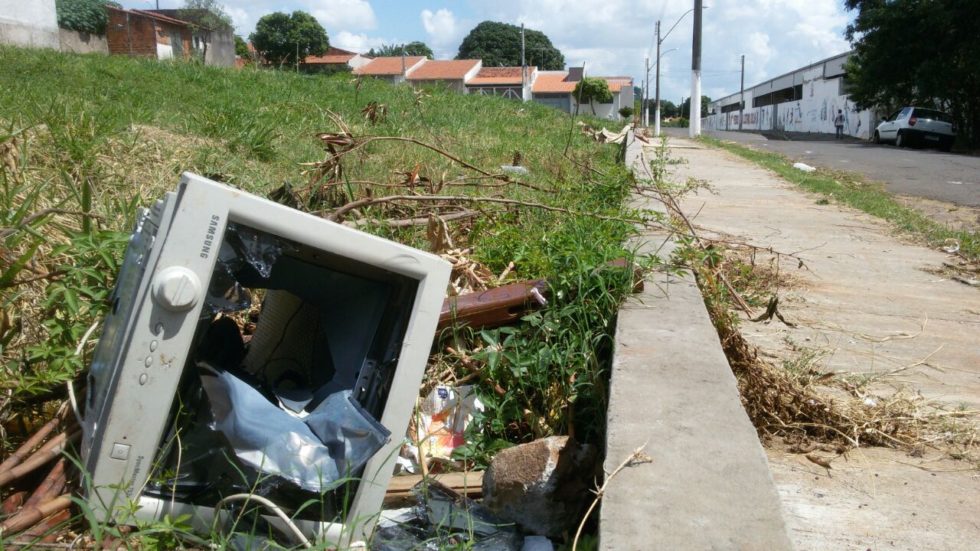 Terreno no Jardim América vira amontoado de lixo