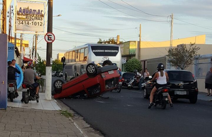 Carro capota na rua 15 de novembro