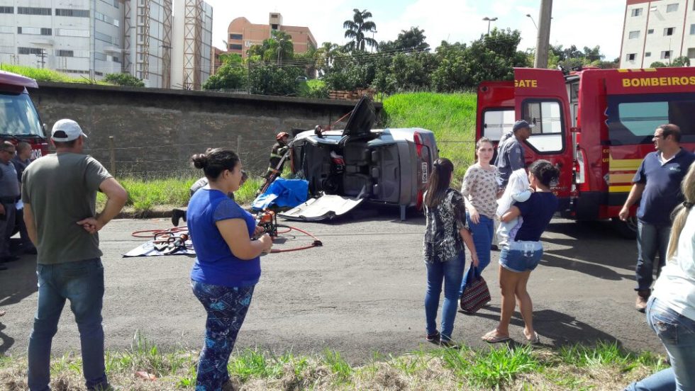 Grávida e criança se ferem em tombamento