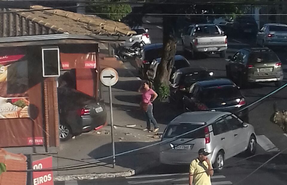 Carro para dentro de bar após acidente no Centro