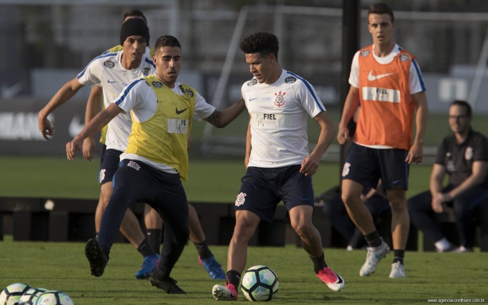 Fábio Carille testa mudança no Corinthians