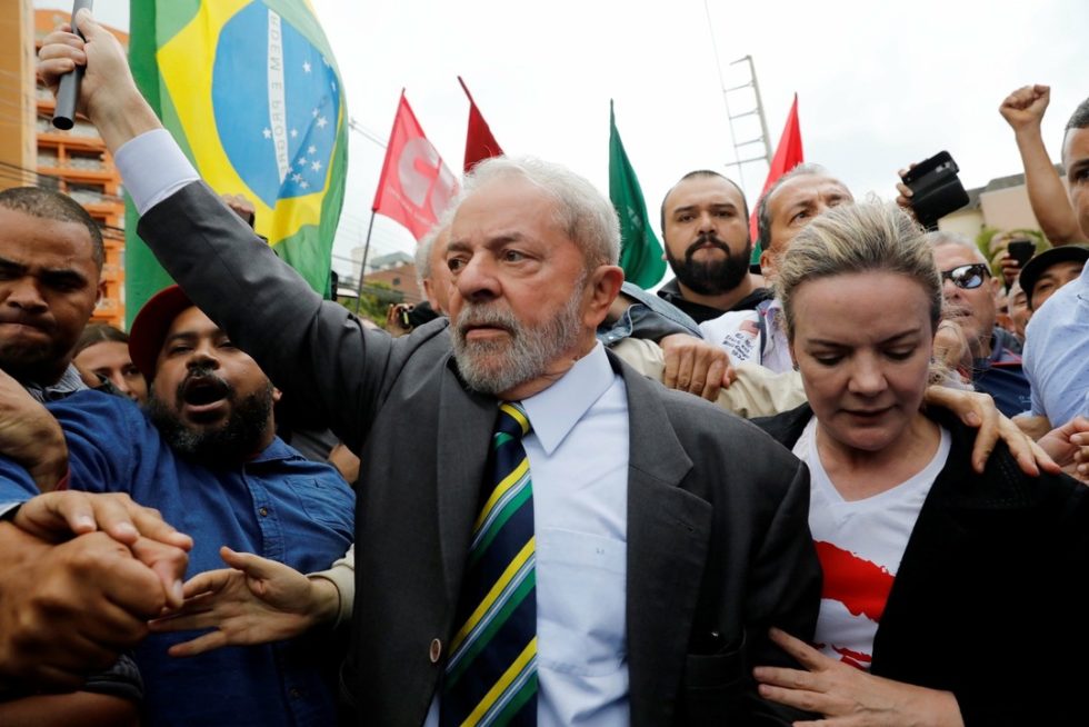 Sou julgado por um Power Point mentiroso, diz Lula