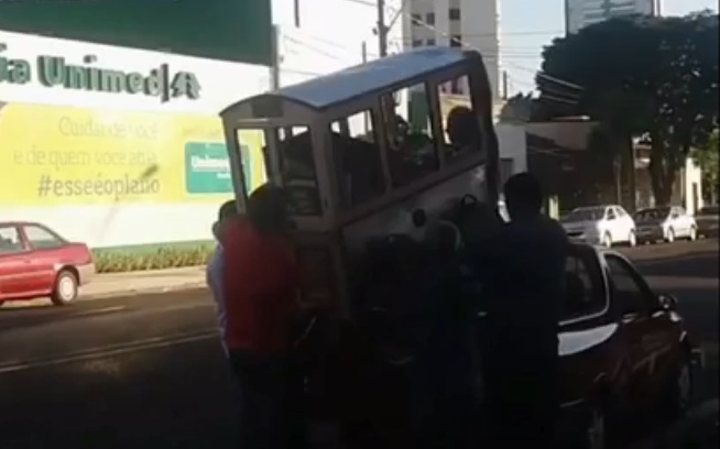 Apreensão de carrinho de pipoca gera polêmica