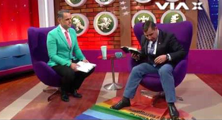 Pastor pisa em bandeira LGBT em programa de TV