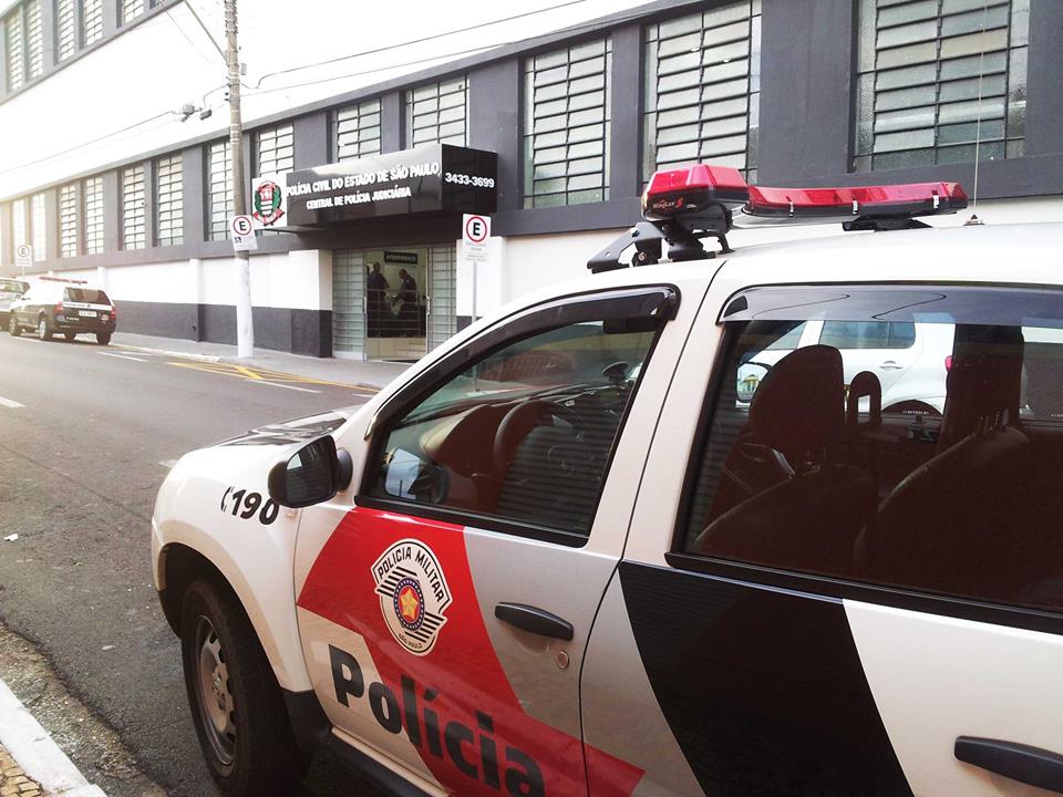 Motociclista armado assalta no Santa Antonieta