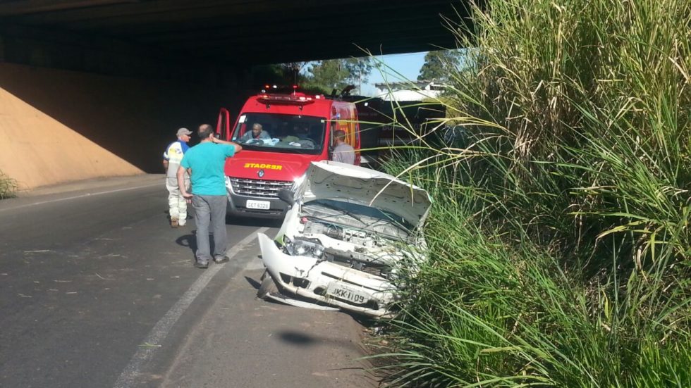 Carro cai de viaduto na rodovia SP-294 em Marília