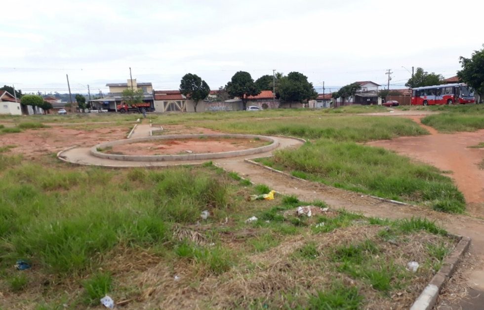 Construção de praça no Jardim Nacional está abandonada