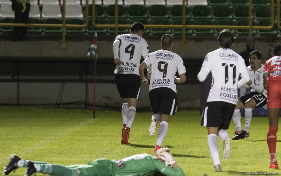 Corinthians arranca empate no fim contra Patriotas