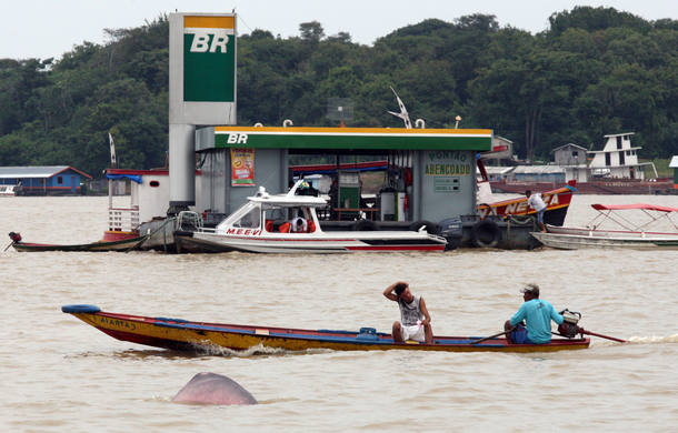 Piratas atacam refinaria da Petrobras