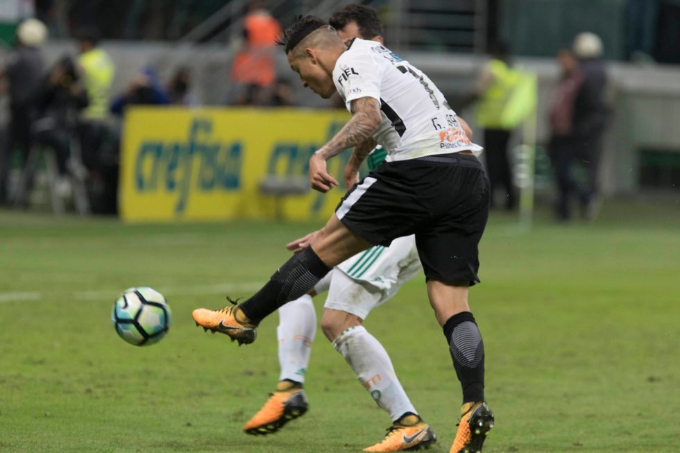 Corinthians domina Palmeiras e dispara